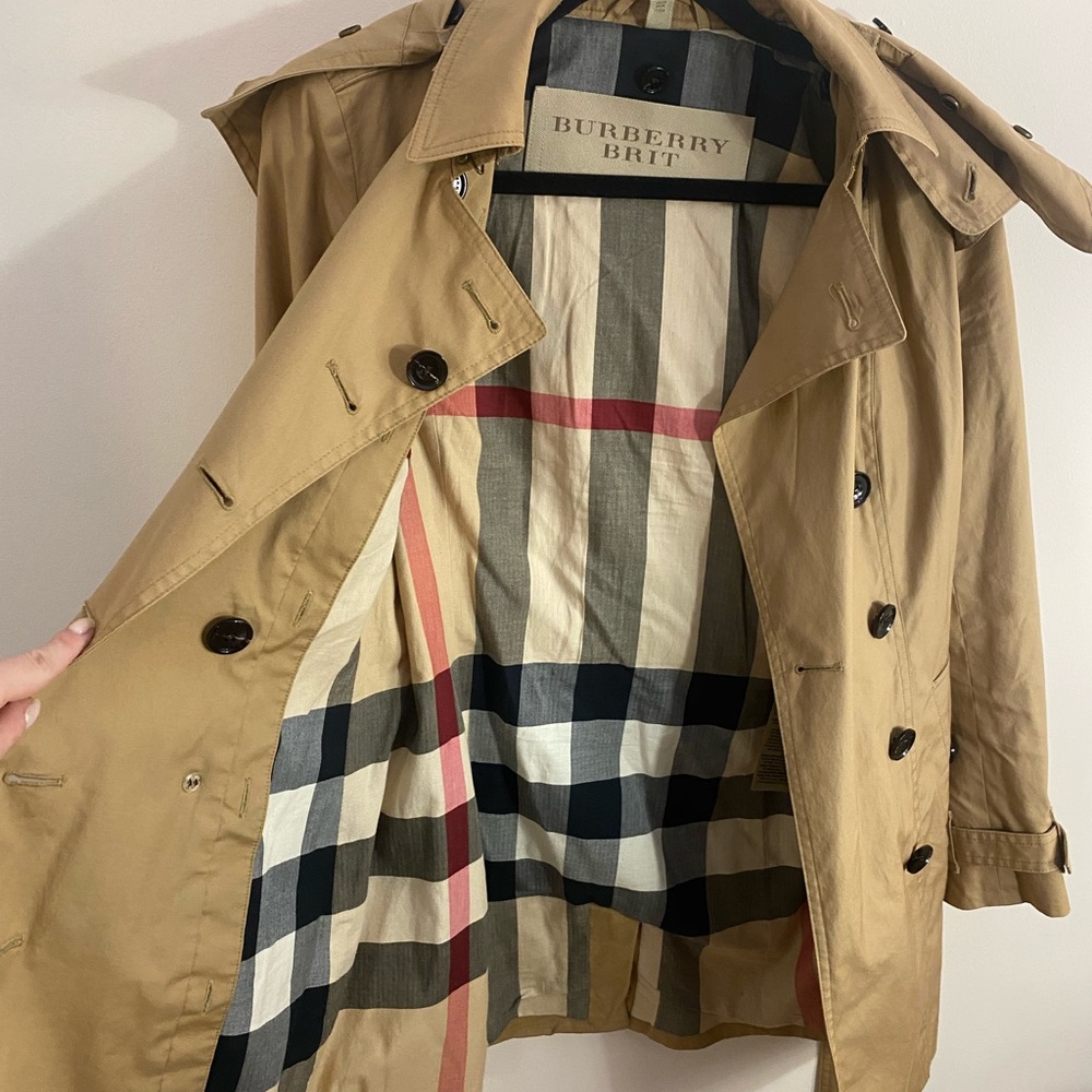 Trench coat by Burberry in size US4